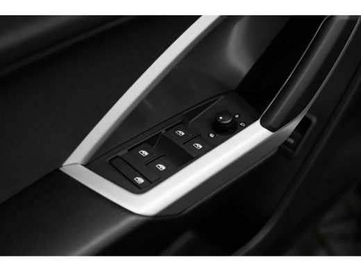 Audi Q3 35 TFSI S edition Competition 150Pk | Trekhaak | Stoelverw. voor | Camera achter | Keyless | Adap... ActivLease financial lease