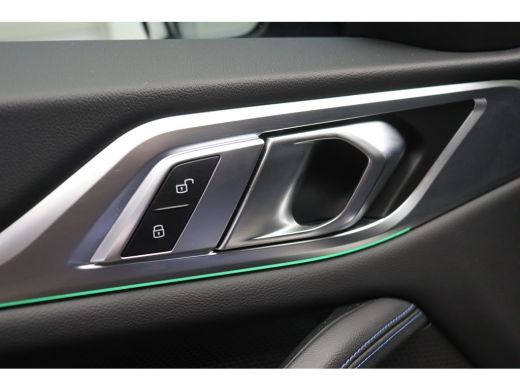 BMW i4 eDrive35 M Sport / Schuif-kanteldak / Trekhaak / Achteruitrijcamera / Stoelverwarming / Widescree... ActivLease financial lease