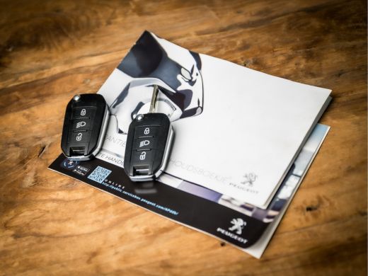 Peugeot 3008 1.2 PureTech Sport Automaat (APPLE CARPLAY, GROOT NAVI, 360 CAMERA, SPORTSTOELEN, LANE ASSIST, CR... ActivLease financial lease