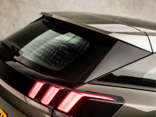 Peugeot 3008 1.2 PureTech Sport Automaat (APPLE CARPLAY, GROOT NAVI, 360 CAMERA, SPORTSTOELEN, LANE ASSIST, CR... ActivLease financial lease