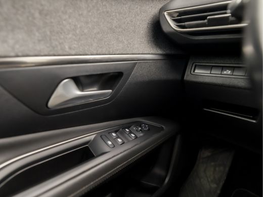 Peugeot 3008 1.2 PureTech Sport Automaat (APPLE CARPLAY, GROOT NAVI, LEDER, STOELVERWARMING, SPORTSTOELEN, LED... ActivLease financial lease