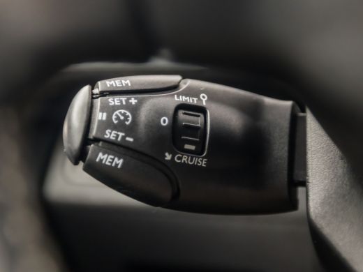 Peugeot 3008 1.2 PureTech Sport Automaat (APPLE CARPLAY, GROOT NAVI, LEDER, STOELVERWARMING, SPORTSTOELEN, LED... ActivLease financial lease