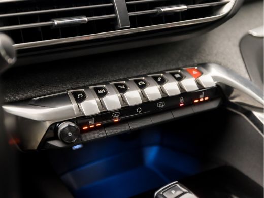 Peugeot 3008 1.2 PureTech Sport Automaat (APPLE CARPLAY, GROOT NAVI, LEDER, STOELVERWARMING, SPORTSTOELEN, LED... ActivLease financial lease