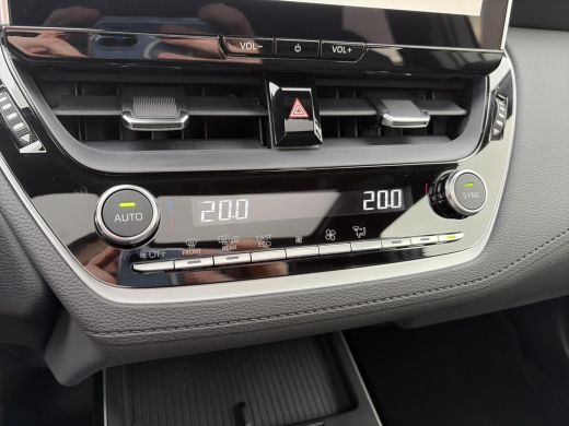 Toyota Corolla Cross Hybrid 140 Dynamic Panorama ActivLease financial lease