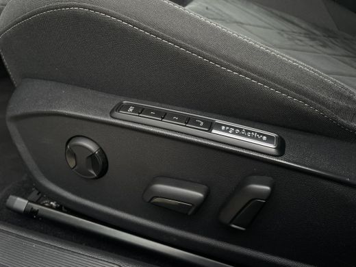 Volkswagen Golf 1.4 eHybrid Style PHEV | Elek. Trekhaak | Q-Light | Carplay | Memory | Navi | Sfeerverlichting ActivLease financial lease