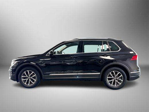 Volkswagen Tiguan 1.5 TSI 130pk Life Business Voorruit verwarmbaar / 'Tulsa', 17 inch lichtmetaal / Stoelverwarming ActivLease financial lease