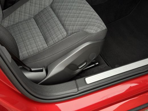 Volvo  V60 2.0 B3 Essential | Achterbank verwarmd | Achteruitrijcamera | Cruise control ActivLease financial lease