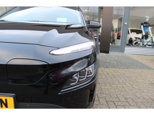 Hyundai Kona EV Premium 64 kWh| Schuif -/ Kanteldak | Achteruitrijcamera | Stoel verwarming voor en achter | A... ActivLease financial lease