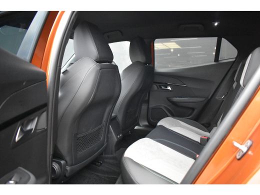 Peugeot e-2008 EV GT Pack 50 kWh 3 Fase | Afn. Trekhaak | Alcantara | Leder | Stoelverwarming | Adaptive Cruise ... ActivLease financial lease