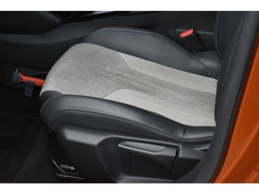 Peugeot e-2008 EV GT Pack 50 kWh 3 Fase | Afn. Trekhaak | Alcantara | Leder | Stoelverwarming | Adaptive Cruise ... ActivLease financial lease