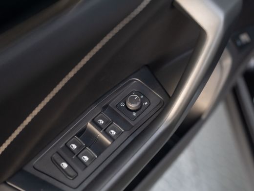 Volkswagen T-Roc 1.5 TSI R-Line Business | Black Style | Keyless | Elk. A-klep | Side Assist | IQ Light | Camera |... ActivLease financial lease