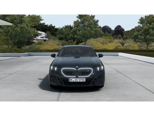 BMW i5 eDrive40 M Sport / Panoramadak / Trekhaak / M Sportonderstel / Stoelventilatie / Stuurverwarming ... ActivLease financial lease