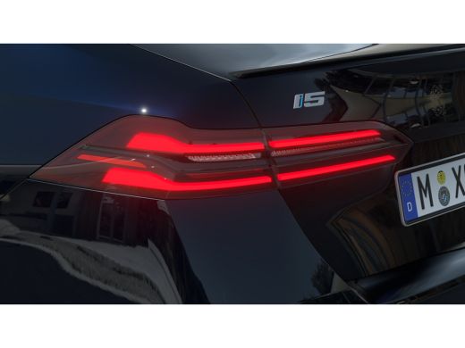 BMW i5 eDrive40 M Sport / Panoramadak / Trekhaak / M Sportonderstel / Stoelventilatie / Stuurverwarming ... ActivLease financial lease