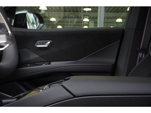 BMW iX3 50 xDrive M Sport / Panoramadak / Trekhaak / Sportstoelen / Parking Assistant Professional / Stuu... ActivLease financial lease