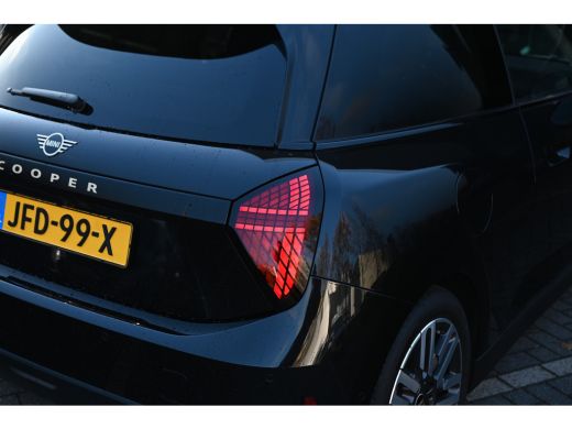 Mini 3-Deurs Cooper E / Classic / Pakket L / 17" Parallel Spoke 2-tone ActivLease financial lease