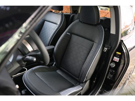 Mini 3-Deurs Cooper E / Classic / Pakket L / 17" Parallel Spoke 2-tone ActivLease financial lease