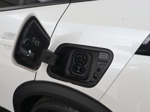 Peugeot e-2008 EV Allure 50 kWh | 3 Fase | Panoramadak | Adaptive cruise | Keyless | Camera | Carplay | Half led... ActivLease financial lease