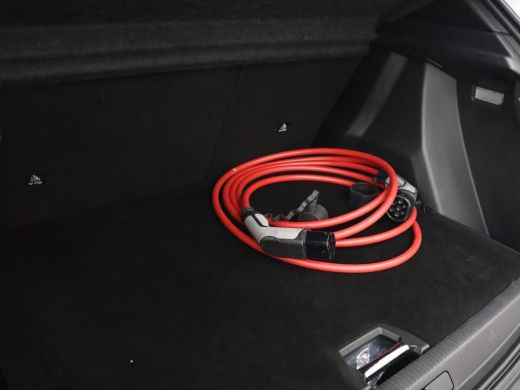 Peugeot e-2008 EV Allure 50 kWh | 3 Fase | Panoramadak | Adaptive cruise | Keyless | Camera | Carplay | Half led... ActivLease financial lease