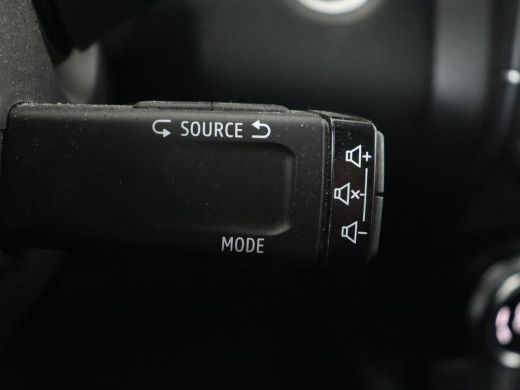 Renault Clio 1.6 E-Tech Hybrid 140 Intens | Stoelverwarming | Camera | Carplay | Stuurverwarming | Half leder ... ActivLease financial lease