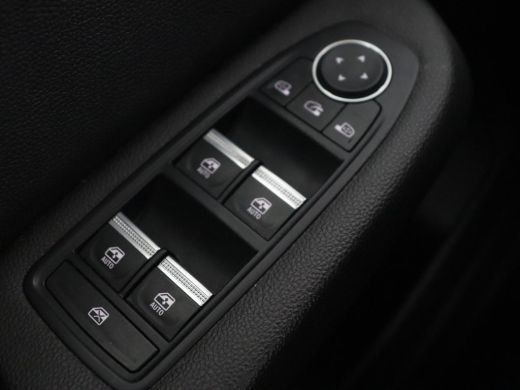 Renault Clio 1.6 E-Tech Hybrid 140 Intens | Stoelverwarming | Camera | Carplay | Stuurverwarming | Half leder ... ActivLease financial lease