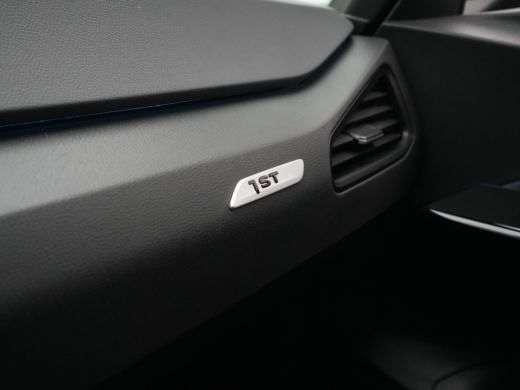 Volkswagen ID.3 First 58 kWh Trekhaak Navigatie Stoel/Stuurverwarming Carplay Acc Pdc Argon ActivLease financial lease