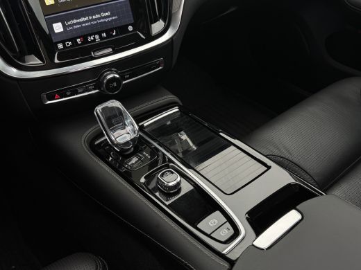Volvo  V60 2.0 T8 Plug-in hybrid AWD Ultimate Dark | 455pk! | Panoramadak | HU-Display | Massage | Harman/Ka... ActivLease financial lease