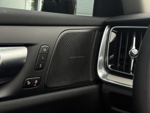 Volvo  V60 2.0 T8 Plug-in hybrid AWD Ultimate Dark | 455pk! | Panoramadak | HU-Display | Massage | Harman/Ka... ActivLease financial lease