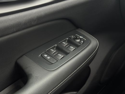 Volvo  V60 2.0 T8 Plug-in hybrid AWD Ultimate Dark | 455pk! | Panoramadak | HU-Display | Massage | Harman/Ka... ActivLease financial lease