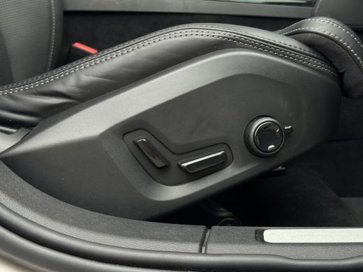 Volvo  V60 2.0 T8 Plug-in hybrid AWD Ultimate Dark | 455pk! | Panoramadak | HU-Display | Massage | Harman/Ka... ActivLease financial lease