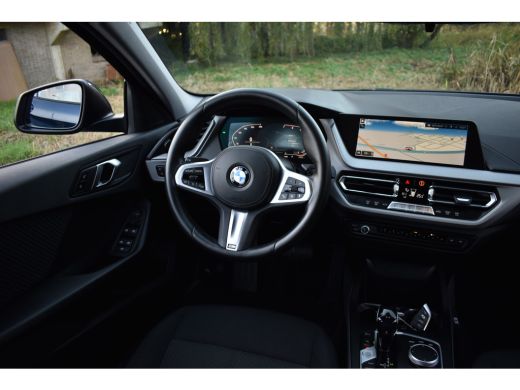 BMW 1 Serie 118IA 140PK AUT. EXECUTIVE EDITION HEAD-UP/NAVI/CAMERA ActivLease financial lease