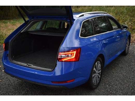 Skoda Superb Combi iV 218PK DSG HYBRID BUSINESS VIRTUAL/NAVI/TREKHAAK ActivLease financial lease