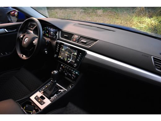Skoda Superb Combi iV 218PK DSG HYBRID BUSINESS VIRTUAL/NAVI/TREKHAAK ActivLease financial lease