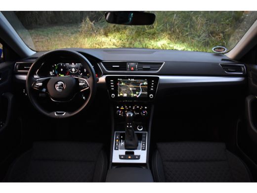 Skoda Superb Combi iV 218PK DSG HYBRID BUSINESS VIRTUAL/NAVI/TREKHAAK ActivLease financial lease