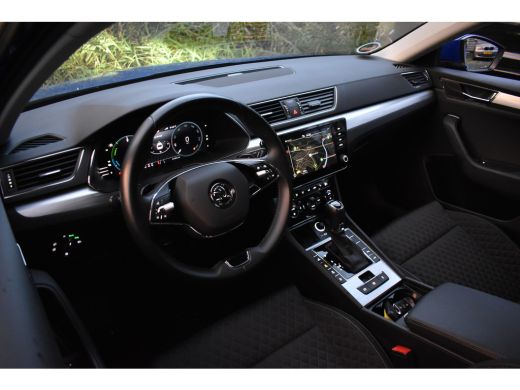 Skoda Superb Combi iV 218PK DSG HYBRID BUSINESS VIRTUAL/NAVI/TREKHAAK ActivLease financial lease