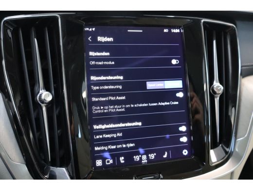 Volvo  V60 Cross Country B5 250PK AWD Ultimate | Pano-dak | 20" | Trekhaak | Massage-/ventilatie | HUD | Ful... ActivLease financial lease