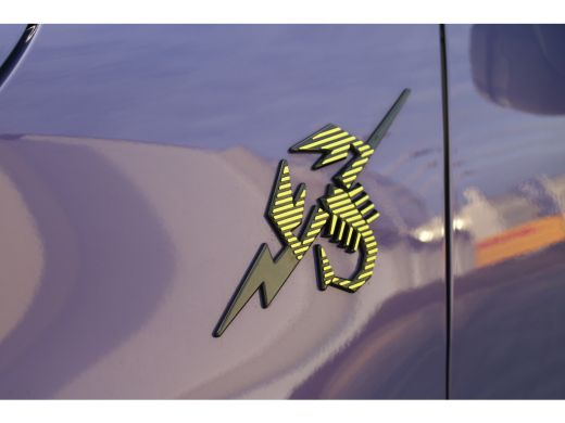 Abarth 600e Scorpionissima 54 kWh / Navigatie / Camera / Sportstoelen / Elektr. kofferklep / PDC V+A / Stuur ... ActivLease financial lease