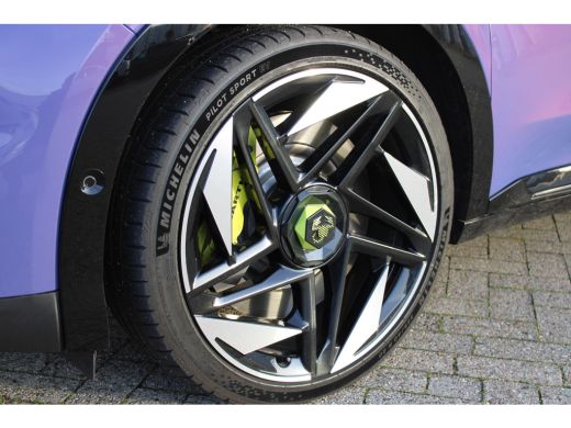 Abarth 600e Scorpionissima 54 kWh / Navigatie / Camera / Sportstoelen / Elektr. kofferklep / PDC V+A / Stuur ... ActivLease financial lease