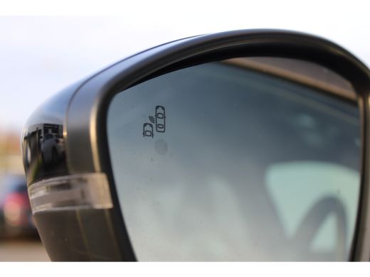 Abarth 600e Scorpionissima 54 kWh / Navigatie / Camera / Sportstoelen / Elektr. kofferklep / PDC V+A / Stuur ... ActivLease financial lease