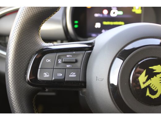 Abarth 600e Scorpionissima 54 kWh / Navigatie / Camera / Sportstoelen / Elektr. kofferklep / PDC V+A / Stuur ... ActivLease financial lease