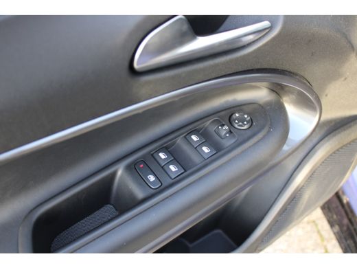 Abarth 600e Scorpionissima 54 kWh / Navigatie / Camera / Sportstoelen / Elektr. kofferklep / PDC V+A / Stuur ... ActivLease financial lease