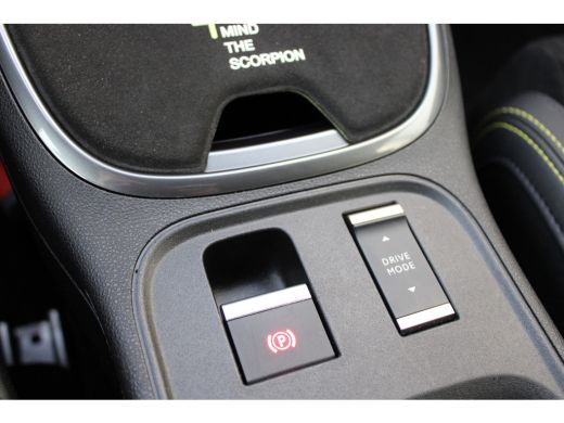 Abarth 600e Scorpionissima 54 kWh / Navigatie / Camera / Sportstoelen / Elektr. kofferklep / PDC V+A / Stuur ... ActivLease financial lease