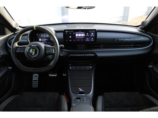 Abarth 600e Scorpionissima 54 kWh / Navigatie / Camera / Sportstoelen / Elektr. kofferklep / PDC V+A / Stuur ... ActivLease financial lease