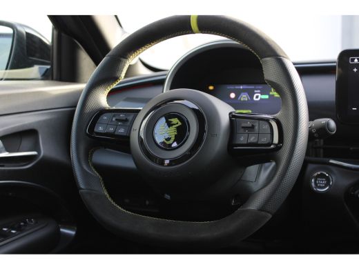 Abarth 600e Scorpionissima 54 kWh / Navigatie / Camera / Sportstoelen / Elektr. kofferklep / PDC V+A / Stuur ... ActivLease financial lease