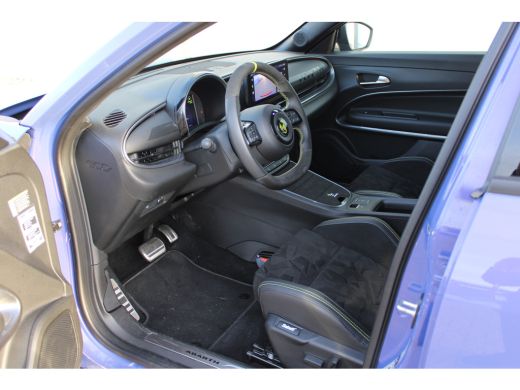 Abarth 600e Scorpionissima 54 kWh / Navigatie / Camera / Sportstoelen / Elektr. kofferklep / PDC V+A / Stuur ... ActivLease financial lease