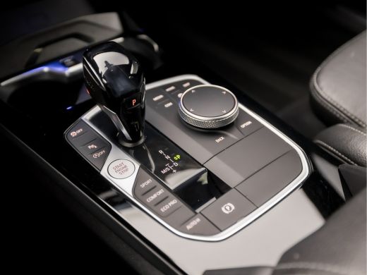 BMW 1 Serie 118i M Sport High Executive Automaat (APPLE CARPLAY, M PAKKET, GROOT NAVI, LEDER, STOELVERWARMING... ActivLease financial lease