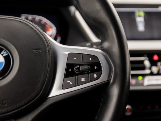 BMW 1 Serie 118i M Sport High Executive Automaat (APPLE CARPLAY, M PAKKET, GROOT NAVI, LEDER, STOELVERWARMING... ActivLease financial lease