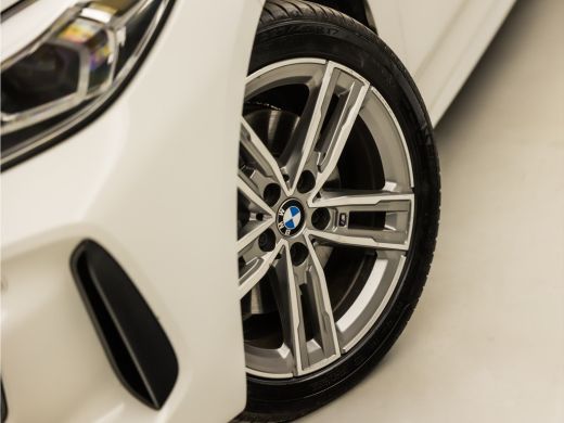 BMW 1 Serie 118i M Sport High Executive Automaat (APPLE CARPLAY, M PAKKET, GROOT NAVI, LEDER, STOELVERWARMING... ActivLease financial lease