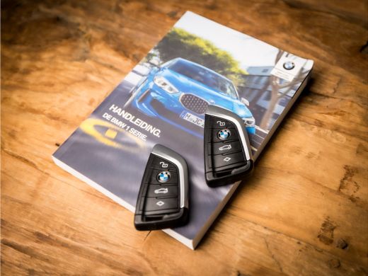 BMW 1 Serie 118i M Sport High Executive Automaat (APPLE CARPLAY, M PAKKET, GROOT NAVI, LEDER, STOELVERWARMING... ActivLease financial lease