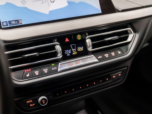 BMW 1 Serie 118i M Sport High Executive Automaat (APPLE CARPLAY, M PAKKET, GROOT NAVI, LEDER, STOELVERWARMING... ActivLease financial lease