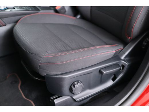 Ford Kuga 2.5 PHEV ST-Line | Dealer Onderhouden! | Navi | Camera | Winter Pack| Clima | 19 Inch Velgen | LE... ActivLease financial lease